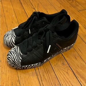 ADIDAS WOMEN ZEBRA SUPERSTARS SHELL TOE